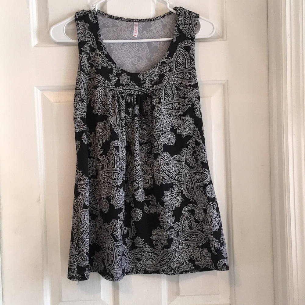 Black and white design sleeveless blouse